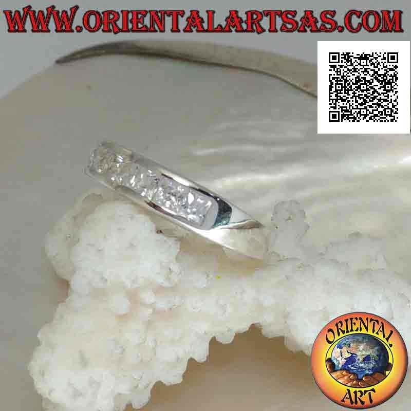 Anillo de plata de banda lisa con dos jorobas y una fila de circonitas blancas en la parte delantera