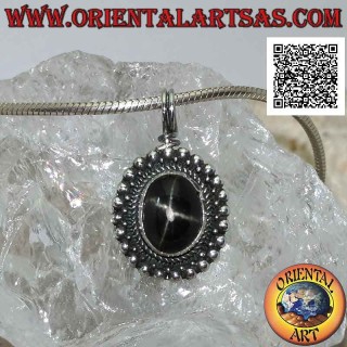 Ciondolo in argento con black star (Diopside) ovale cabochon contornata da intreccio e fila di palline lisce