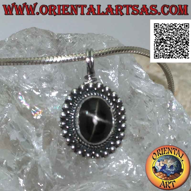 Colgante de plata con cabujón ovalado estrella negra (Diópsido) rodeado de tejido y fila de bolas lisas