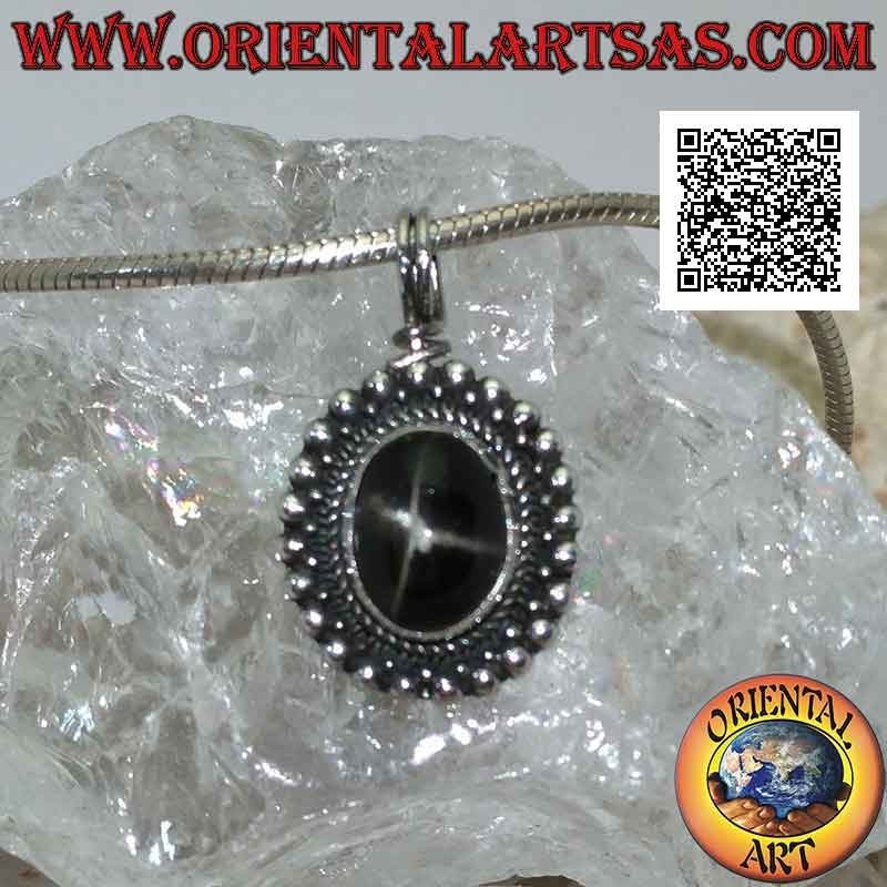 Colgante de plata con cabujón ovalado estrella negra (Diópsido) rodeado de tejido y fila de bolas lisas