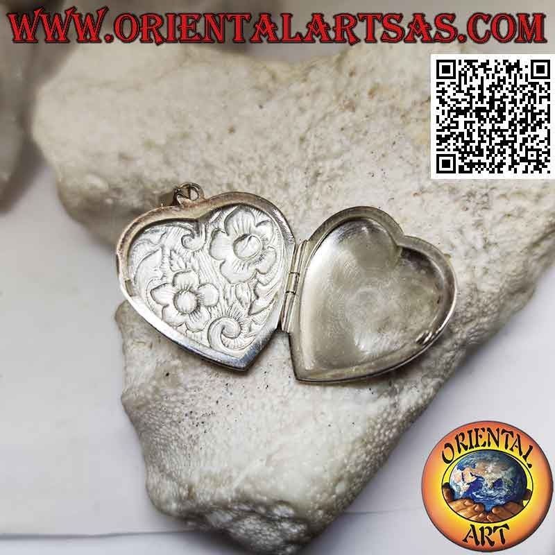 Pendentif photo en argent en forme de coeur à décor de deux fleurs ciselées
