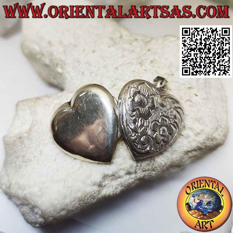 Pendentif photo en argent en forme de coeur à décor de deux fleurs ciselées