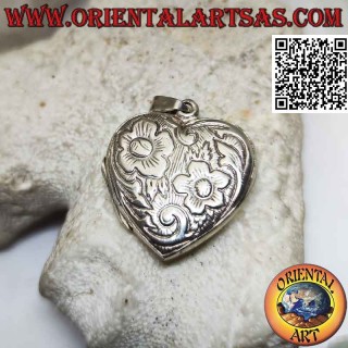 Pendentif photo en argent en forme de coeur à décor de deux fleurs ciselées