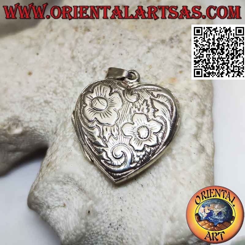 Colgante de plata con forma de corazón con decoración de dos flores cinceladas