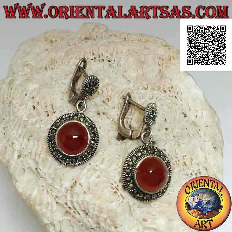 Orecchini in argento con corniola tonda cabochon contornata da marcasite (chiusura a leva)