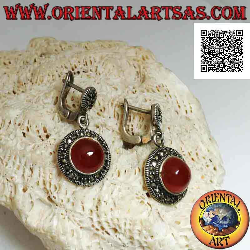 Boucles d'oreilles en argent avec cornaline cabochon rond entouré de marcassite (fermoir à levier)