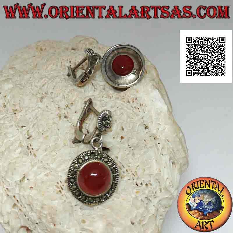 Boucles d'oreilles en argent avec cornaline cabochon rond entouré de marcassite (fermoir à levier)