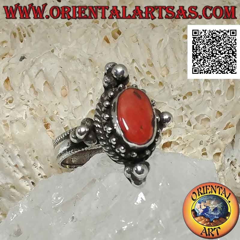 Anello in argento con corallo antico ovale contornato da tris di palline e intreccio e tris sui punti cardinali