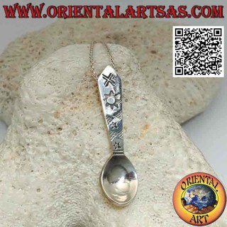 Colgante de plata en forma de cuchara con símbolos astrales grabados