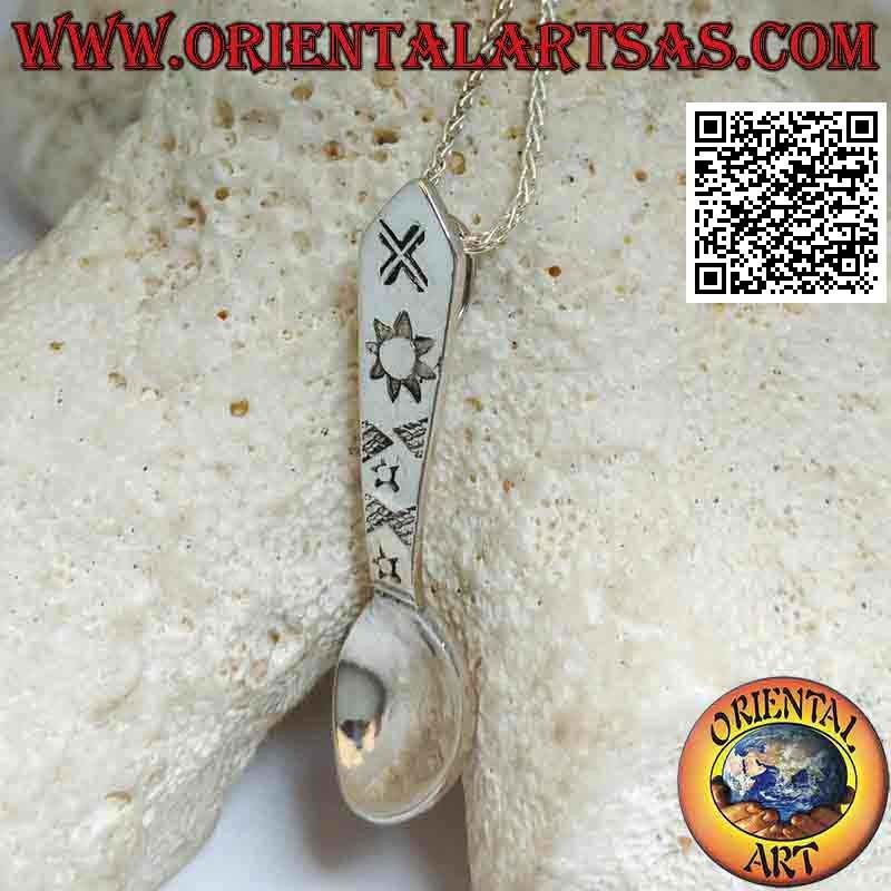 Ciondolo in argento a forma di cucchiaino con simboli astrali incisi