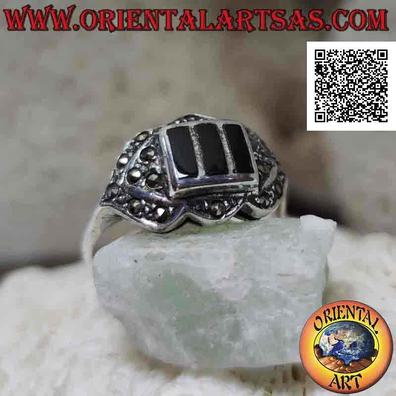 Silver ring with three onyx rectangles in relief surrounded by bidirectional arrows of marcasite