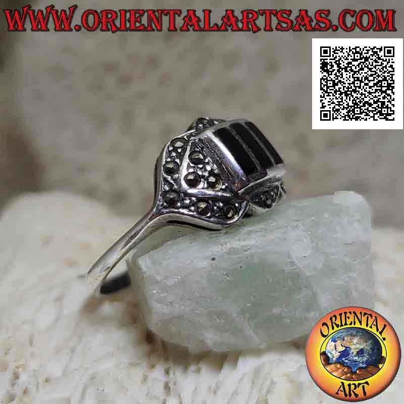 Bague en argent avec trois rectangles d'onyx en relief entourés de flèches bidirectionnelles de marcassite