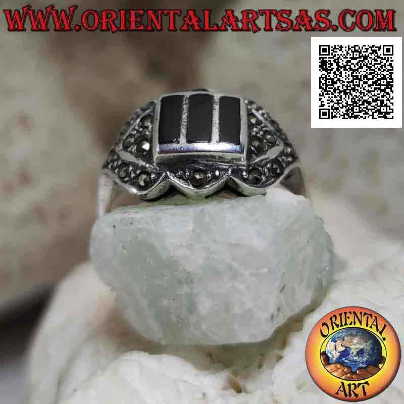 Silver ring with three onyx rectangles in relief surrounded by bidirectional arrows of marcasite