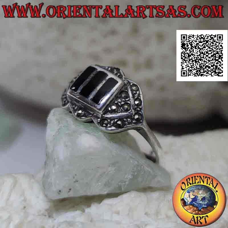 Bague en argent avec trois rectangles d'onyx en relief entourés de flèches bidirectionnelles de marcassite