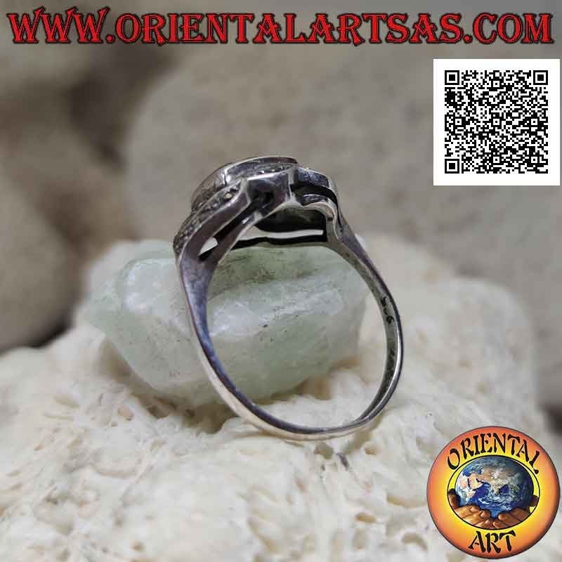 Anello in argento con tre rettangoli di onice in rilievo contornati da frecce bidirezionali di marcassite
