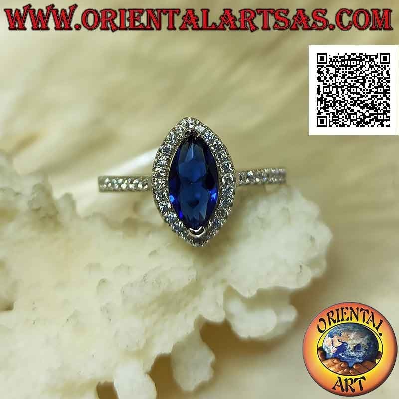 Anello in argento in stile solitario con zaffiro di sintesi a navetta contornato da zirconi bianchi