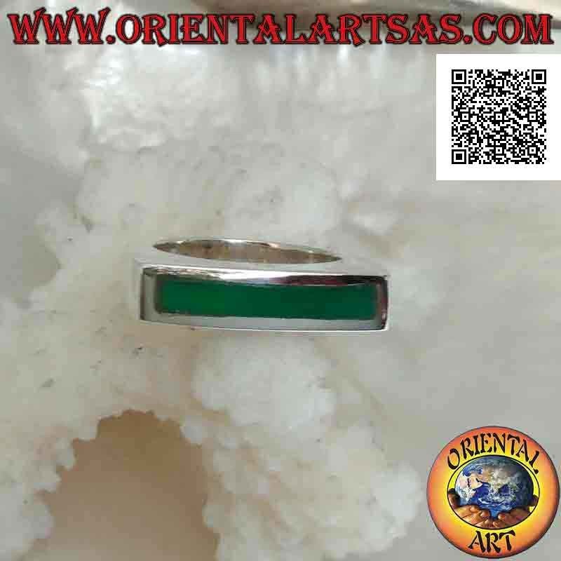 Anello in argento liscio con agata verde rettangolare orizzontale stretta e lunga su montatura squadrata