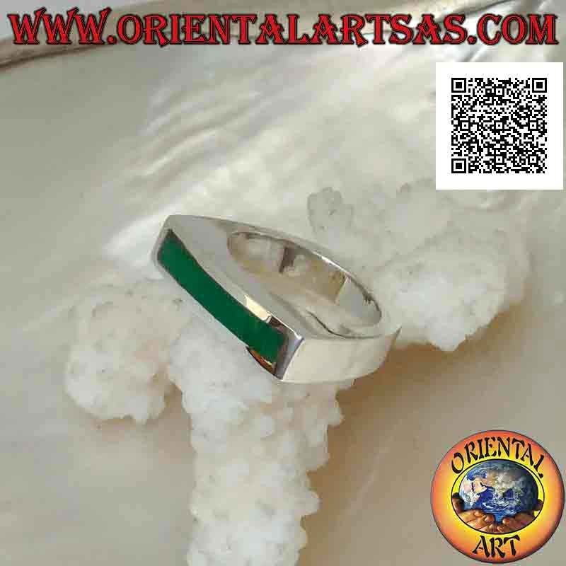 Anello in argento liscio con agata verde rettangolare orizzontale stretta e lunga su montatura squadrata