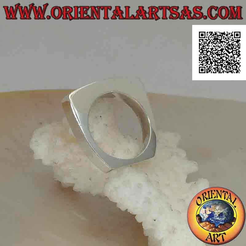 Bague en argent lisse avec agate verte rectangulaire horizontale longue et étroite sur cadre carré