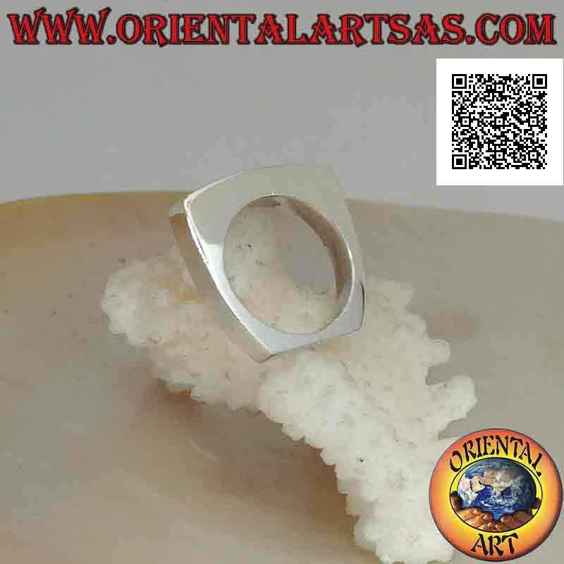 Bague en argent lisse avec agate verte rectangulaire horizontale longue et étroite sur cadre carré