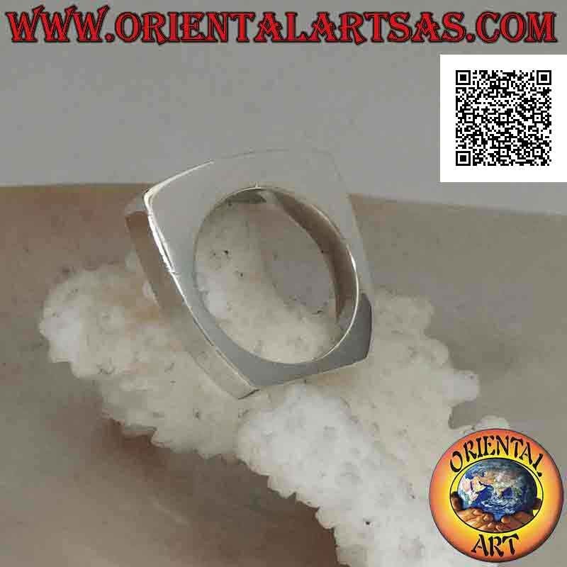 Bague en argent lisse avec agate verte rectangulaire horizontale longue et étroite sur cadre carré