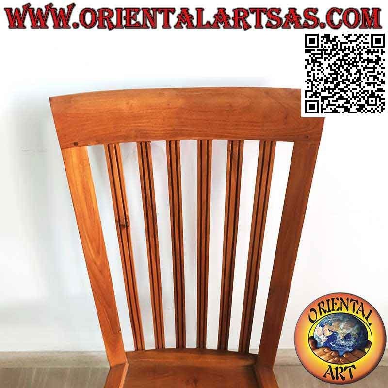 Silla de respaldo alto con bandas verticales paralelas a rayas en madera de teca