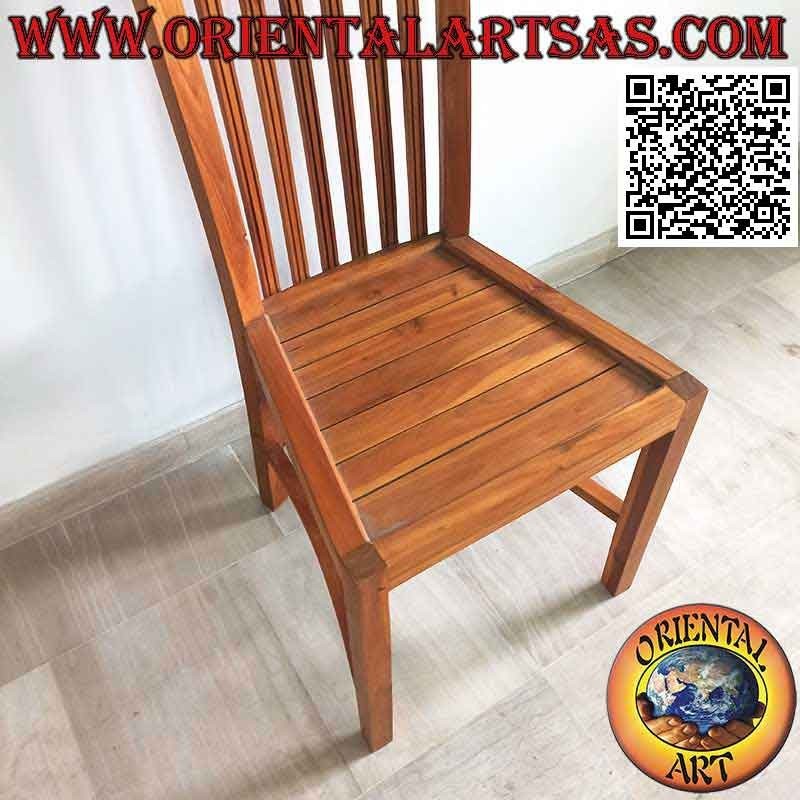 Silla de respaldo alto con bandas verticales paralelas a rayas en madera de teca