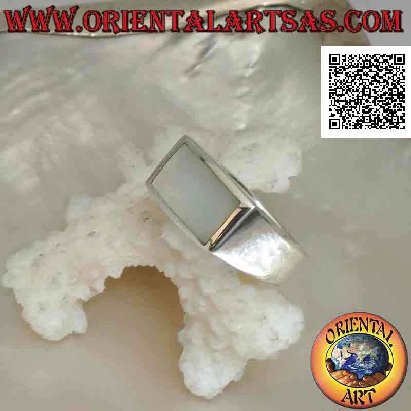 Anello in argento con madreperla rettangolare orizzontale a filo bordo su montatura liscia