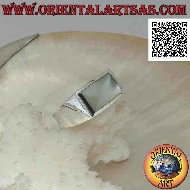 Silberring mit horizontalem rechteckigem Perlmutt bündig mit der Kante auf einem glatten Rahmen