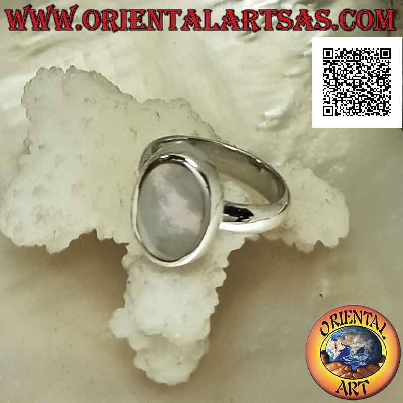 Bague en argent avec nacre plate ovale au ras du bord sur une bande lisse