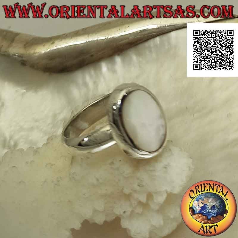 Bague en argent avec nacre plate ovale au ras du bord sur une bande lisse