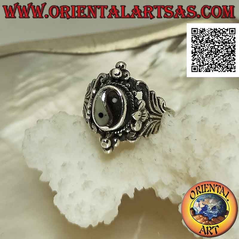 Bague en argent avec yin yang d'onyx et nacre sur monture ethnique avec décorations florales et boules