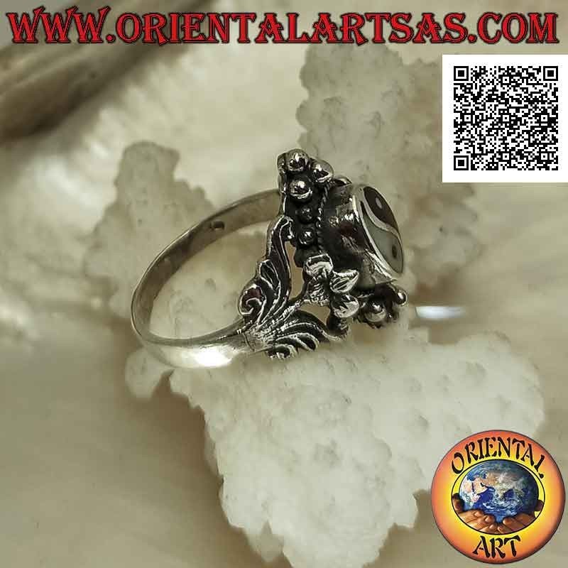 Anello in argento con yin yang di onice e madreperla su montatura etnica con decorazioni floreali e palline