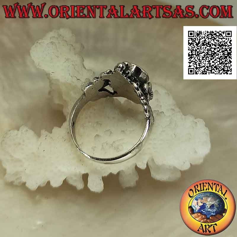 Bague en argent avec yin yang d'onyx et nacre sur monture ethnique avec décorations florales et boules