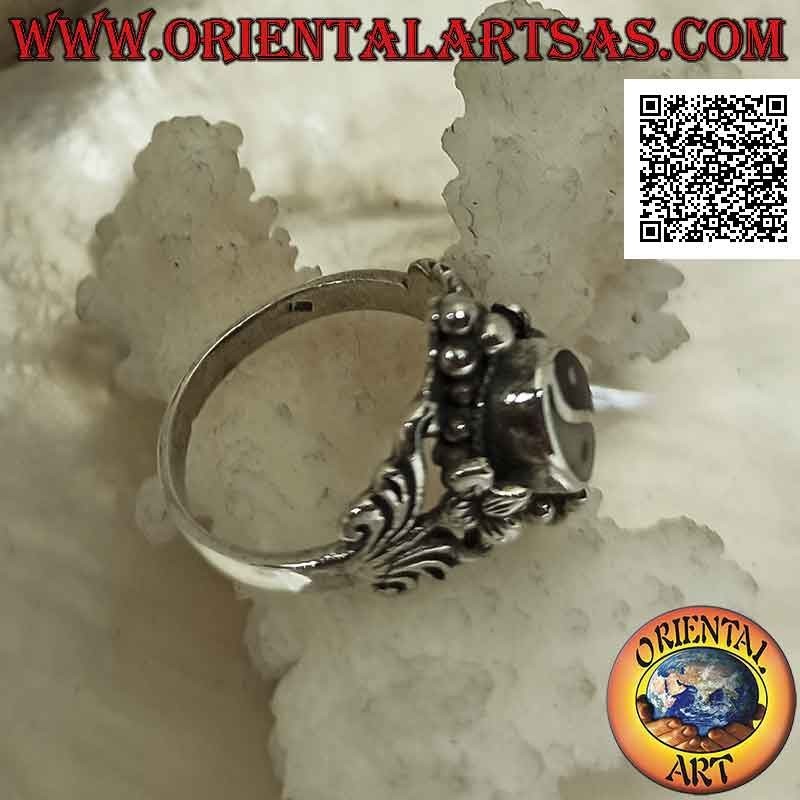 Anillo de plata con yin yang de ónix y nácar en ambientación étnica con adornos florales y bolas