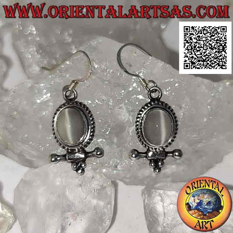 Pendientes de plata con piedra lunar ovalada cabujón rodeada de entretejido y palo con bolas debajo