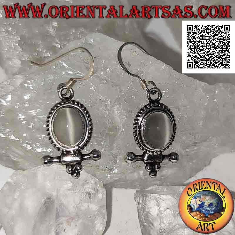 Orecchini in argento con pietra di luna ovale cabochon contornata da intreccio e bastoncino con palline sotto