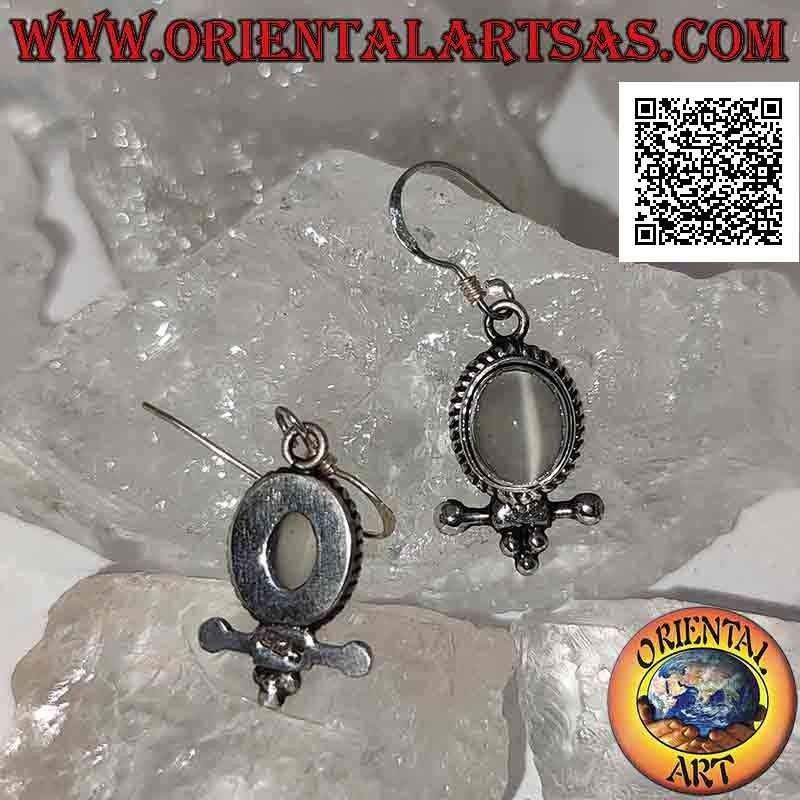 Silberohrringe mit ovalem Cabochon-Mondstein, umgeben von Verflechtungen und mit Kugeln darunter