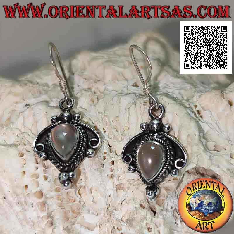 Orecchini in argento con pietra di luna a goccia rovesciata e decorazioni di intreccio, arco e palline