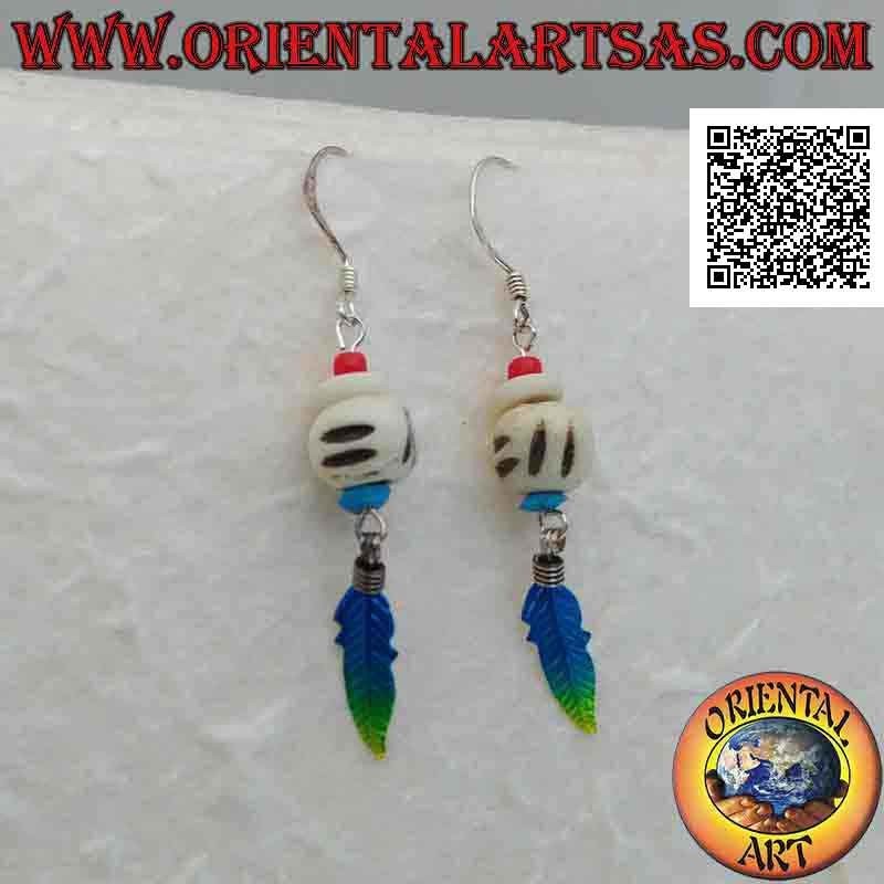 Pendientes de plata con cuentas blancas grabadas entre turquesas y cuentas de coral y colgante de plumas de colores