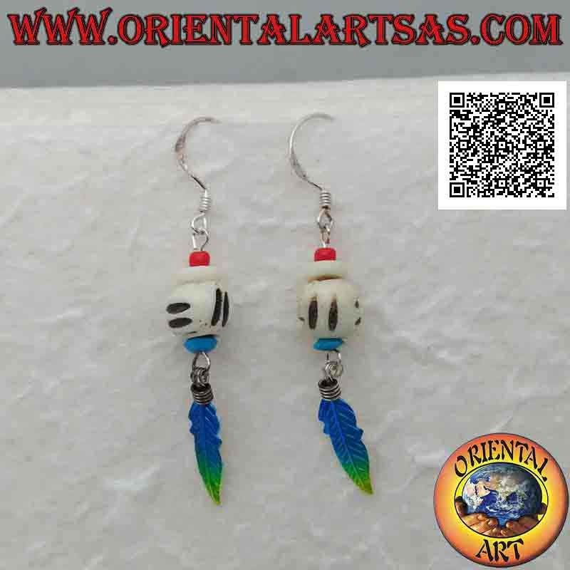 Boucles d'oreilles en argent avec perle blanche gravée entre perle turquoise et corail et pendentif plume colorée
