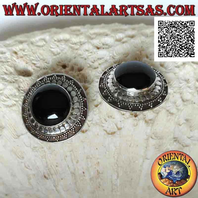 Silberne Ohrringe vom Lappen bis zum Schild mit rundem Cabochon-Onyx, umgeben von Kugeln und Nieten