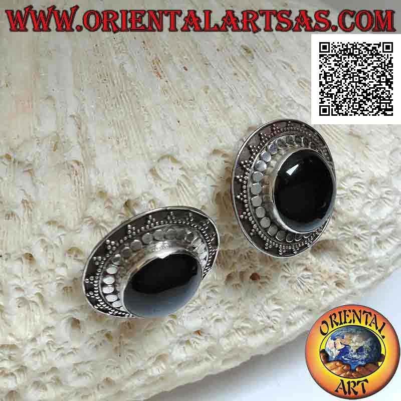 Boucles d'oreilles en argent du lobe au bouclier avec onyx cabochon rond entouré de boules et de clous