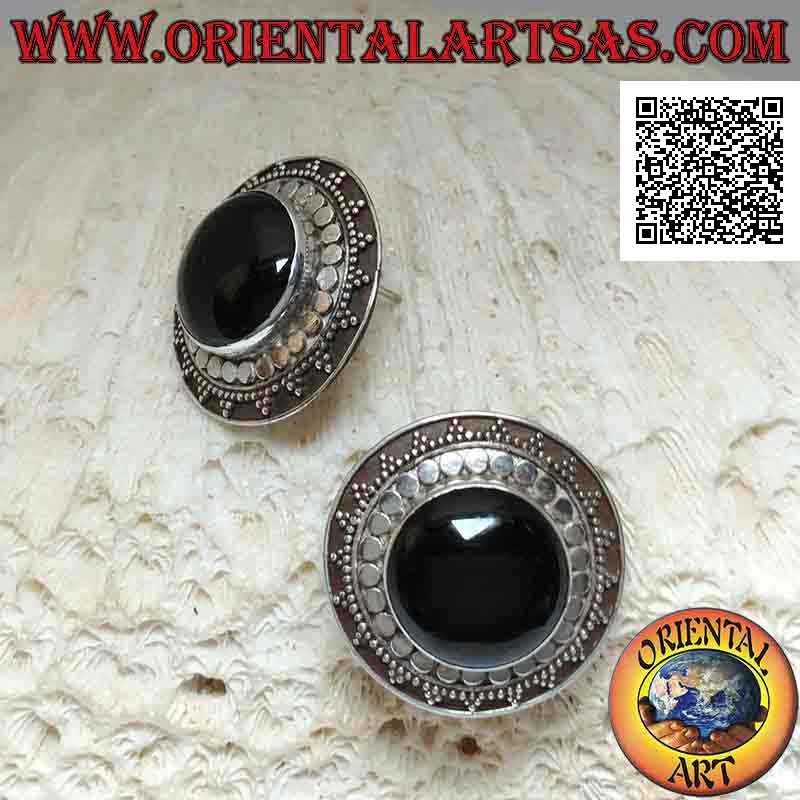 Silberne Ohrringe vom Lappen bis zum Schild mit rundem Cabochon-Onyx, umgeben von Kugeln und Nieten