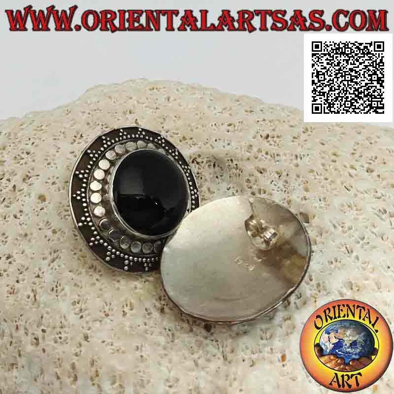 Silberne Ohrringe vom Lappen bis zum Schild mit rundem Cabochon-Onyx, umgeben von Kugeln und Nieten