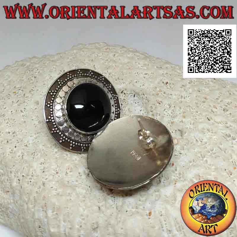 Orecchini in argento da lobo a scudo con onice tonda cabochon contornata da palline e borchie
