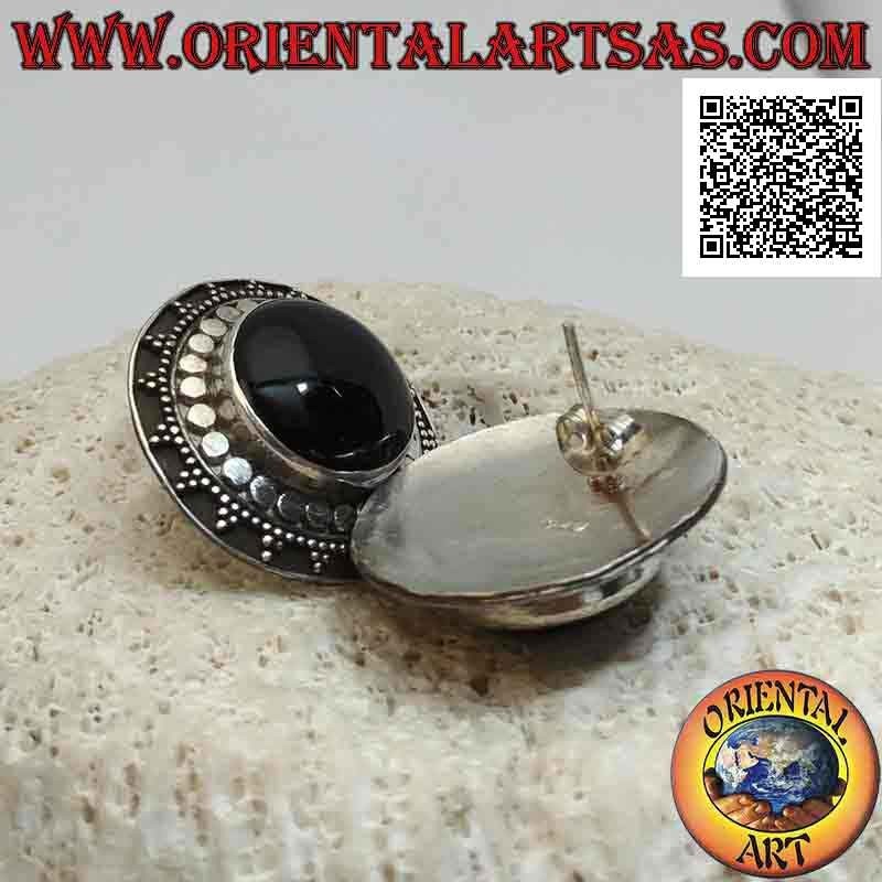 Orecchini in argento da lobo a scudo con onice tonda cabochon contornata da palline e borchie