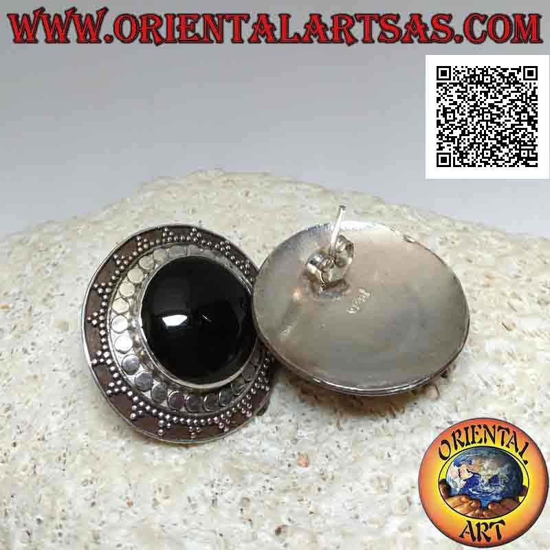 Silberne Ohrringe vom Lappen bis zum Schild mit rundem Cabochon-Onyx, umgeben von Kugeln und Nieten
