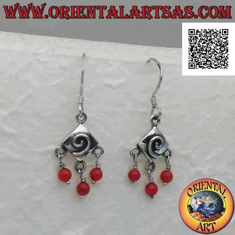 Boucles d'oreilles à levier en argent, losange avec spirale gravée et trois perles de corail pendantes