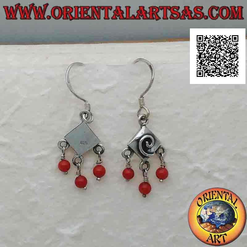 Pendientes de palanca de plata, rombo con espiral grabada y tres cuentas de coral colgantes